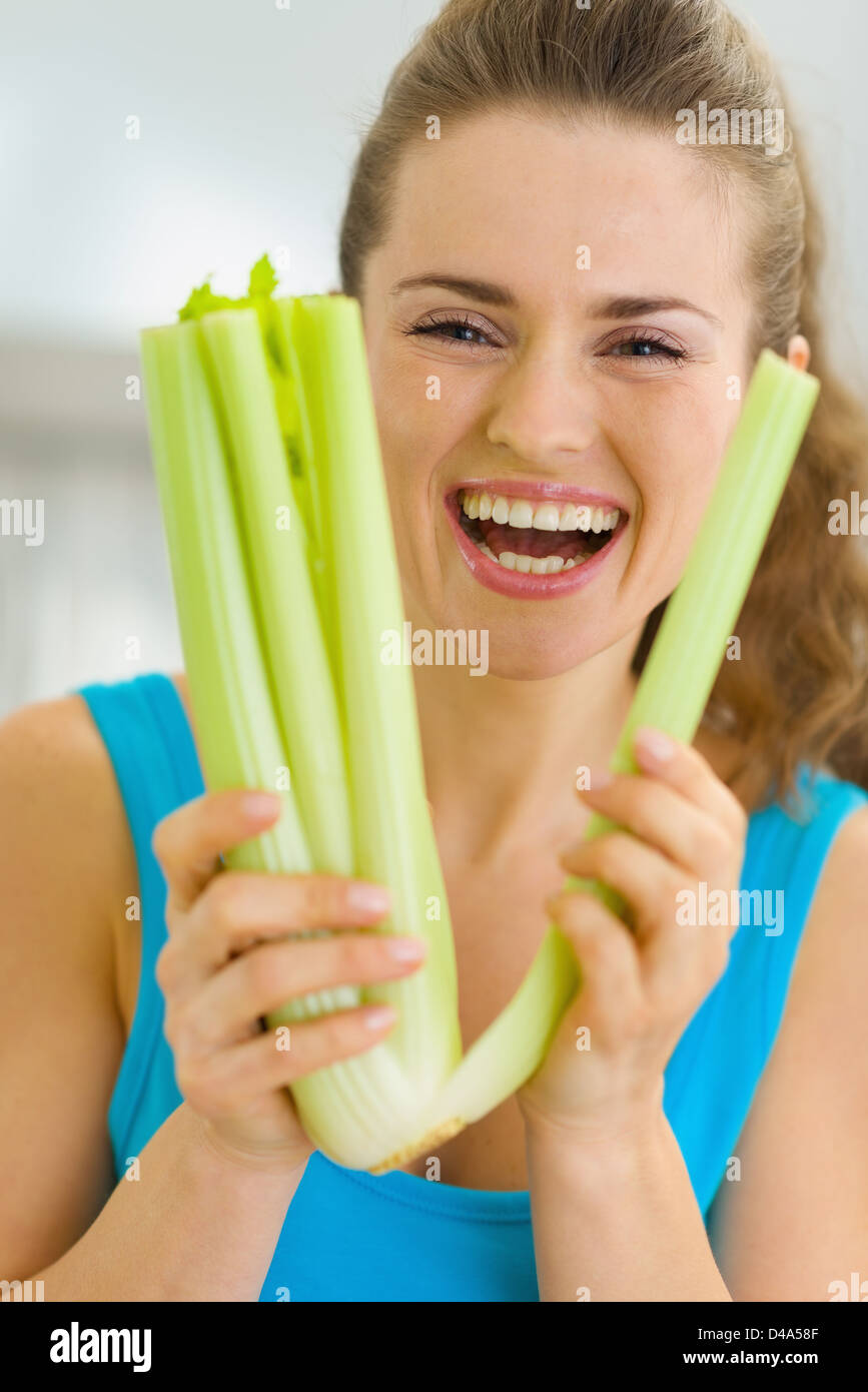 امرأة مصرية تبتسم وتحمل كبسولات سيليرى للتخسيس.